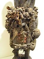 Sculpture vodou Fon, Benin, cadenas, miroir, couteau, pigments, matieres sacrificielles (2)